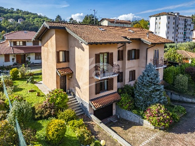 Foto Villa a schiera in Via E. Toti 6, Laveno-Mombello Laveno di 212 m²