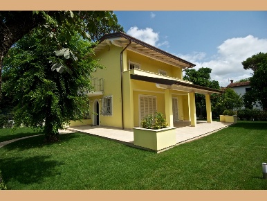 Foto Villa unifamiliare a Forte dei Marmi Vittoria Apuana di 197 m²