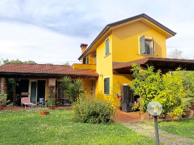 Foto Villa unifamiliare a Castelnuovo Magra Colombiera Molicciara di 297 m²