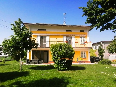 Foto Villa bifamiliare in Vi Cornetole, Poviglio Centro Storico di 270 m²