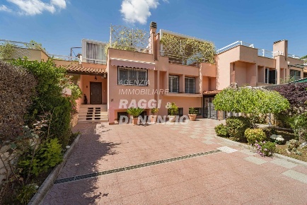 Foto Villa a schiera a Monte Porzio Catone Centro di 230 m² con 10 locali