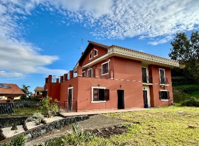 Foto Villa unifamiliare a Viagrande di 500 m² con 9 locali in vendita