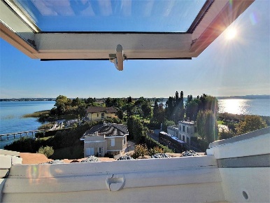 Foto Appartamento in Via Benaco 7, Sirmione Centro di 110 m² con 4 locali