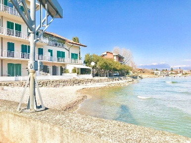 Foto Appartamento in Via Benaco 7, Sirmione Centro di 110 m² con 4 locali