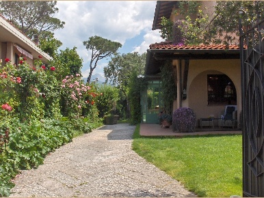 Foto Villa bifamiliare a Forte dei Marmi Centro di 240 m² con 6 locali