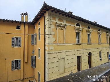 Foto Appartamento in Via Fontebranda 6, Chiusi Centro di 99 m² con 5 locali
