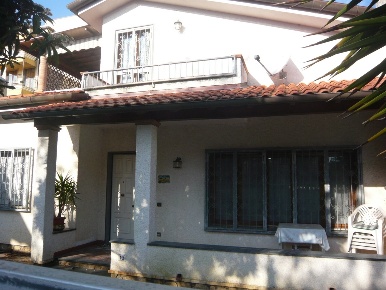 Foto Villa unifamiliare in Via Balilla 18, Forte dei Marmi Centro di 160 m²