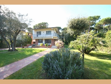 Foto Villa unifamiliare a Forte dei Marmi Roma Imperiale di 199 m²