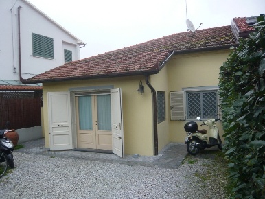 Foto Villa unifamiliare a Forte dei Marmi Centro di 88 m² con 6 locali