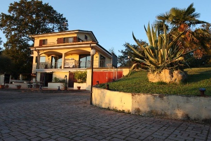 Foto Villa unifamiliare a Bolano Ceparana Carpena di 230 m² con 11 locali