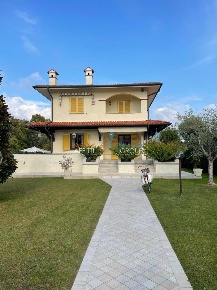 Foto Villa unifamiliare in Viale Versilia 180, Forte dei Marmi Centro