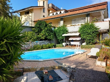 Foto Villa bifamiliare a Castelnuovo Magra di 450 m² con 17 locali