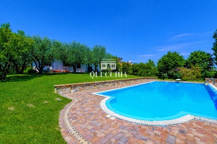 Foto Villa unifamiliare in Via San Martino della Battaglia, Sirmione Centro