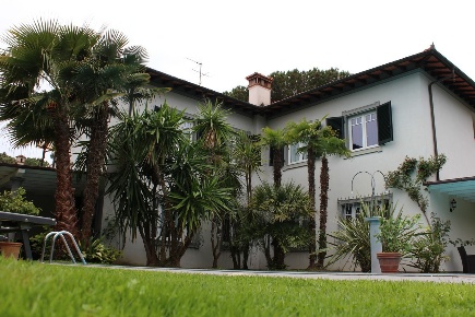 Foto Villa bifamiliare a Forte dei Marmi Vittoria Apuana di 500 m²