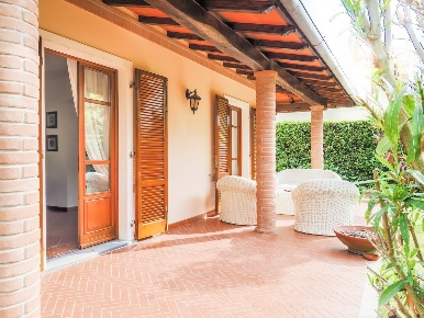 Foto Villa unifamiliare a Forte dei Marmi Centro di 160 m² con 8 locali