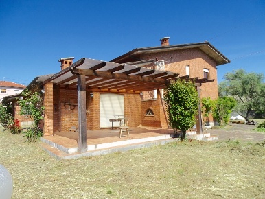 Foto Villa unifamiliare a Luni di 242 m² con 10 locali in vendita