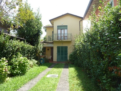Foto Villa unifamiliare a Forte dei Marmi Centro di 90 m² in vendita