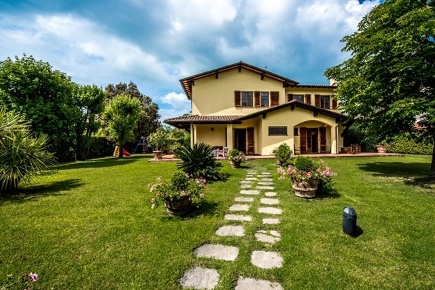 Foto Villa unifamiliare a Forte dei Marmi Centro di 300 m² con 14 locali