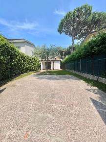 Foto Villa singola a Forte dei Marmi di 70 m² con 4 locali in affitto