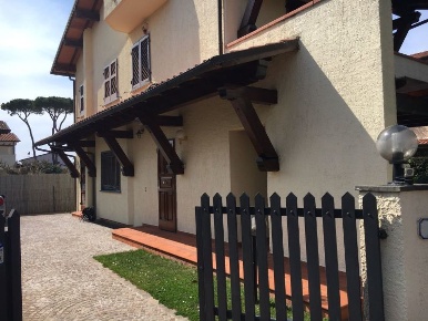 Foto Villa unifamiliare a Forte dei Marmi Centro di 130 m² in vendita