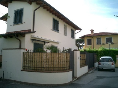 Foto Villa a schiera a Forte dei Marmi Centro di 100 m² in vendita