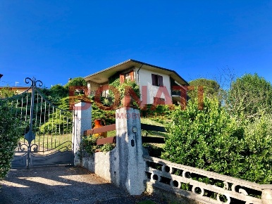Foto Villa unifamiliare a Bolano di 510 m² con 18 locali in vendita