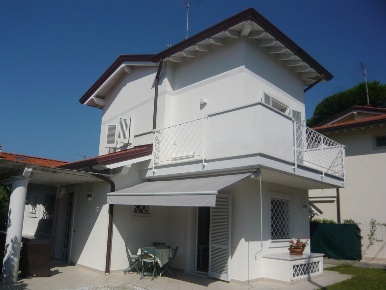 Foto Villa singola a Forte dei Marmi Centro di 110 m² in vendita