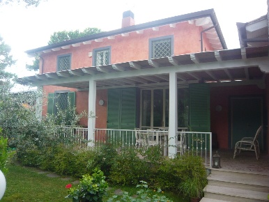Foto Villa unifamiliare a Forte dei Marmi Vittoria Apuana di 220 m²