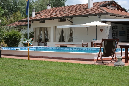 Foto Villa unifamiliare a Forte dei Marmi di 350 m² con 11 locali