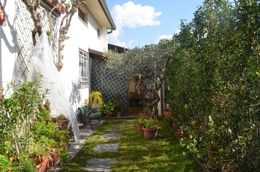 casa indipendente in vendita a Forte dei Marmi in zona Vittoria Apuana