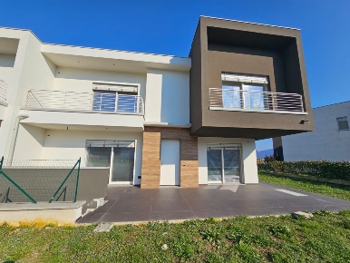 Foto Villa bifamiliare in via sabotino, Villongo di 251 m² con 5 locali