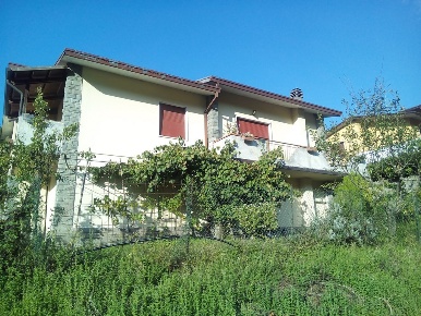 Foto Villa bifamiliare a Fivizzano di 180 m² con 8 locali in vendita
