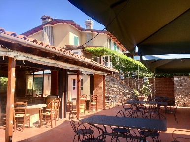 Foto Casale a Castelnuovo Magra di 450 m² con 10 locali in vendita