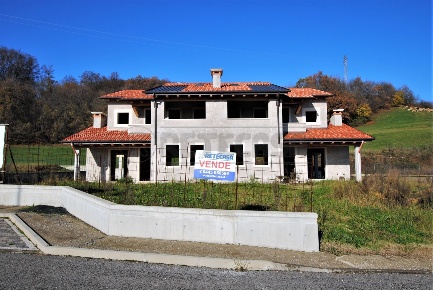 Foto Appartamento in Via San Benedetto 82, Trissino di 250 m² con 7 locali
