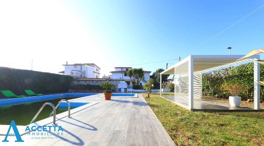 Foto Villa unifamiliare in via Sequoie, Leporano Leporano Marina di 420 m²
