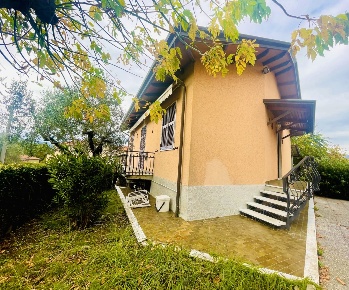 Foto Villa bifamiliare a Castelnuovo Magra di 190 m² con 5 locali