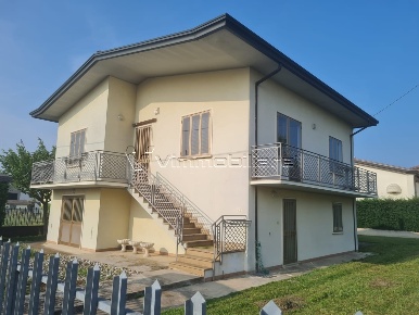 Foto Villa singola in via peraro 32, Noventa Vicentina Centro di 240 m²