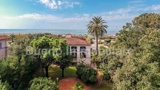 Foto Villa unifamiliare in Viale Italico, Forte dei Marmi Vittoria Apuana