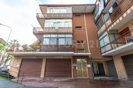 Foto Appartamento in Via Rettifilo 141, Santa Venerina Linera di 107 m²