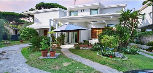 Foto Villa unifamiliare a Forte dei Marmi Cinquale di 240 m² con 14 locali