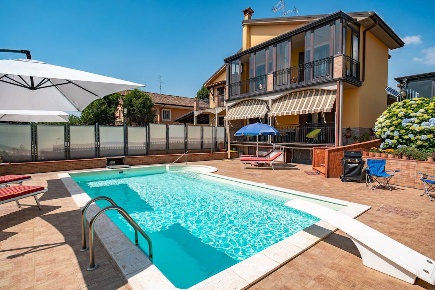 Foto Villa bifamiliare in Via M.G. Cutuli, Viagrande di 194 m² con 8 locali