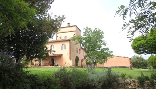 Foto Villa unifamiliare a Castelnuovo Berardenga di 530 m² con 15 locali