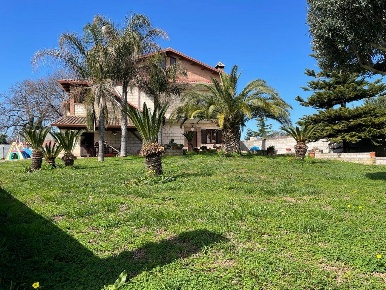 Foto Villa unifamiliare a Carinola Nocelleto di 200 m² con 9 locali