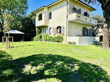 Foto Villa unifamiliare a Forte dei Marmi Marina Verde, Renella di 170 m²