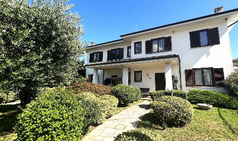 Foto Villa unifamiliare a Vigliano Biellese di 300 m² con 10 locali