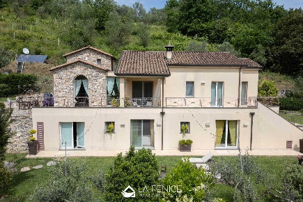 Foto Villa unifamiliare a Vezzano Ligure di 245 m² con 10 locali in vendita