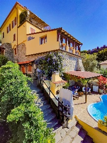 Foto Villa unifamiliare a Bolano di 300 m² con 11 locali in vendita