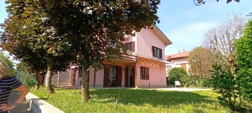 Foto Villa unifamiliare in Via Cesare Beccaria  1, Mozzo Centro di 250 m²