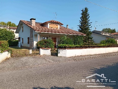 Foto Villa unifamiliare a Gonzaga Centro di 290 m² con 7 locali in vendita
