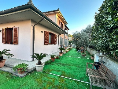 Foto Villa bifamiliare a Gavorrano di 140 m² con 6 locali in vendita